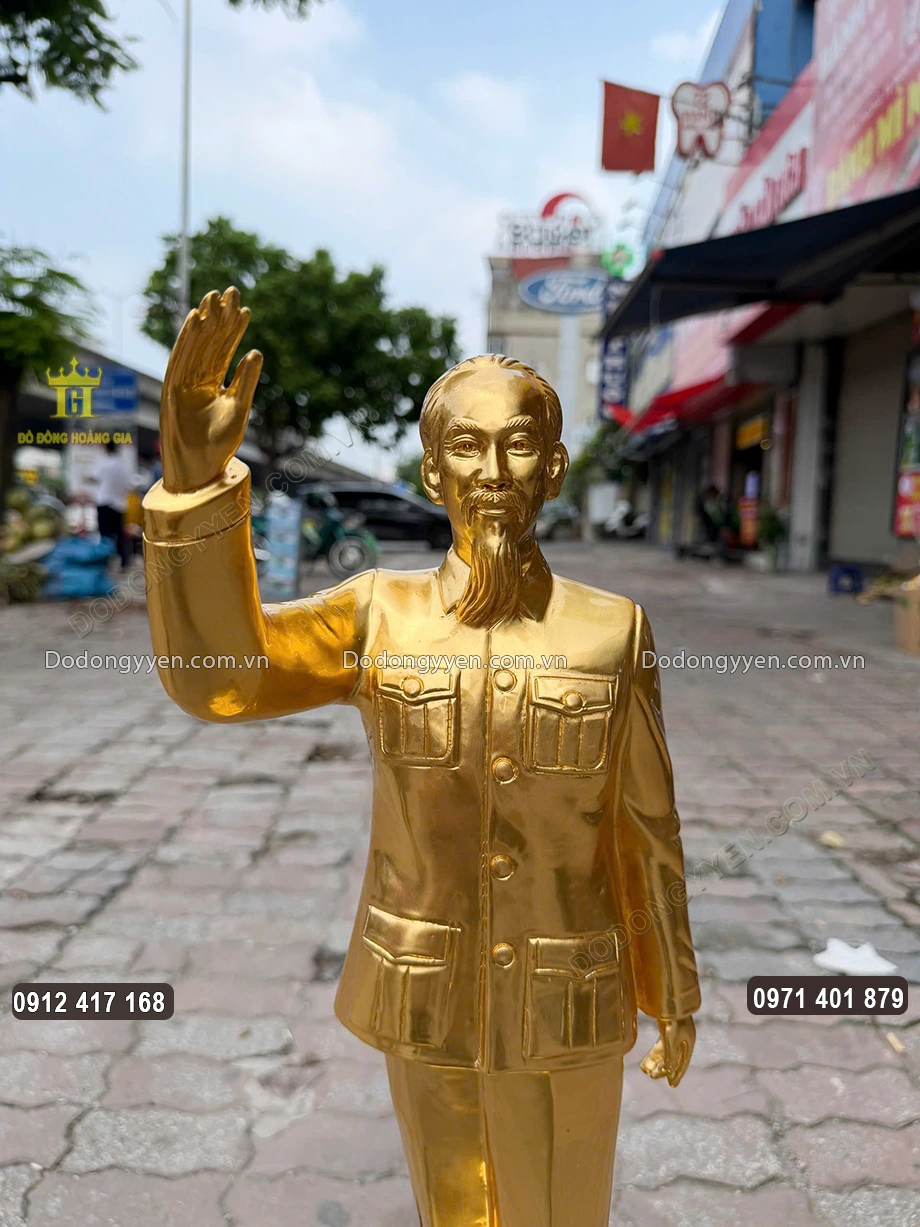 Tay phải B&aacute;c vẫy ch&agrave;o